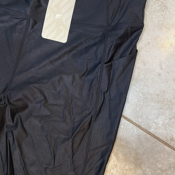 NWT! Fabletics Oasis Purelux High Waisted Shine 7/8 Leggings Black Pockets - Picture 8 of 9